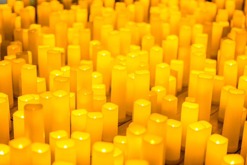 Gros plan sur les bougies d'un concert Candlelight