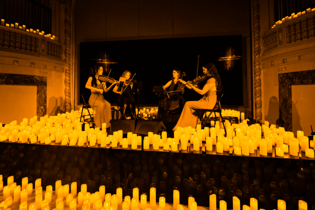 Ein Strinquartett spielt auf einer erhöhten Bühne bei einem Candlelight-Konzert in Düsseldorf