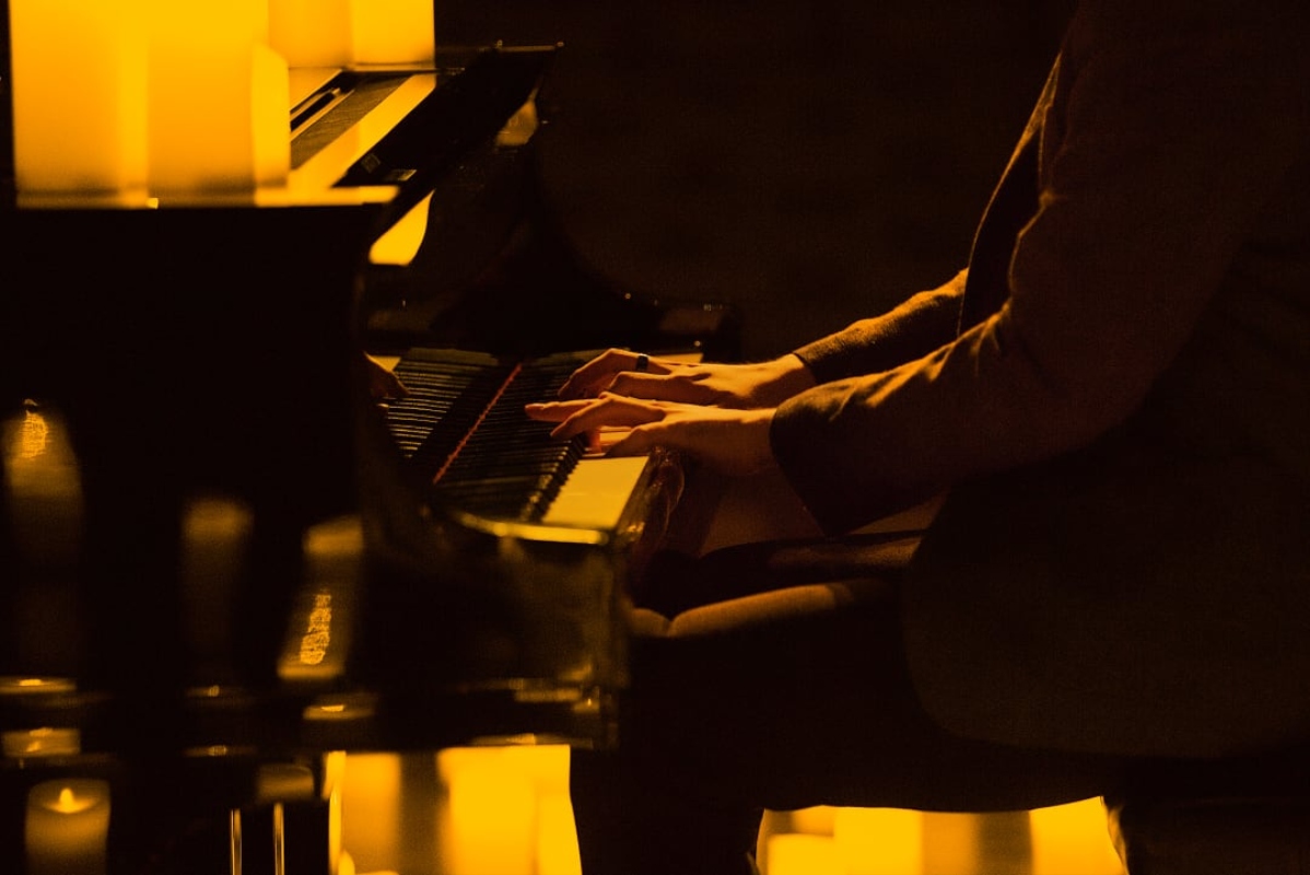 Pianist spielt Klavier bei Candlelight-Konzert in Nürnberg bei Kerzenlicht