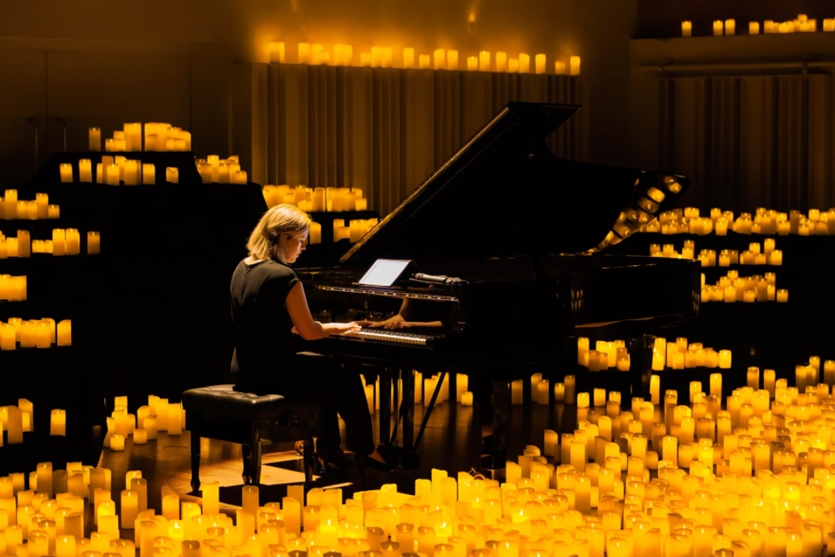 Pianistin spielt bei Candlelight-Konzert