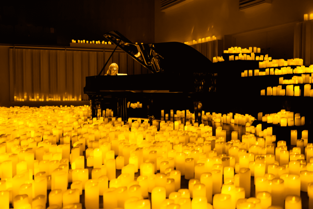 Pianiste jouant à la lumière des bougies