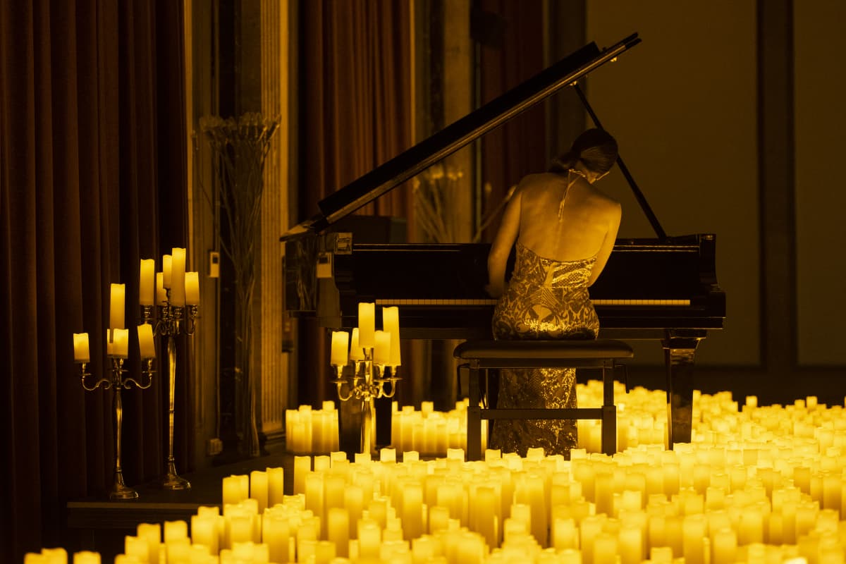 촛불로 연주하는 피아니스트