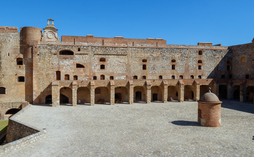 Photo d'une partie de la Forteresse de Salses en pleine journée