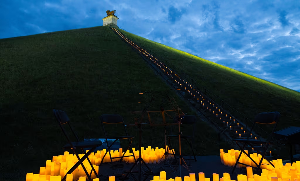 Photo d'un concert Candlelight en préparation au pied de la Butte du lion à Waterloo