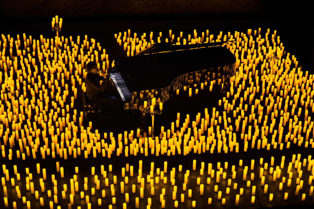 Un homme joue du piano lors d'un concert Candlelight