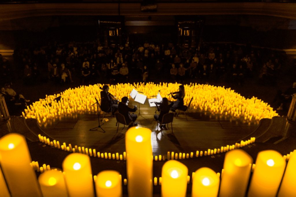Stringquartett bei Candlelight-Konzert Nürnberg umgeben von Kerzenmeer