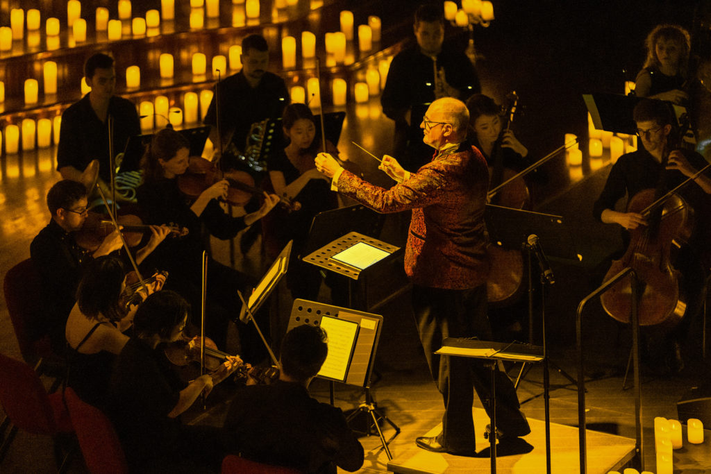 Photo d'un concert Candlelight par un orchestre entouré de bougies