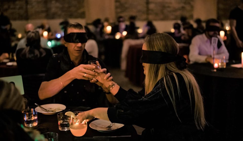 Les intriguants dîners à l’aveugle Dining In The Dark secouent la gastronomie liègeoise !