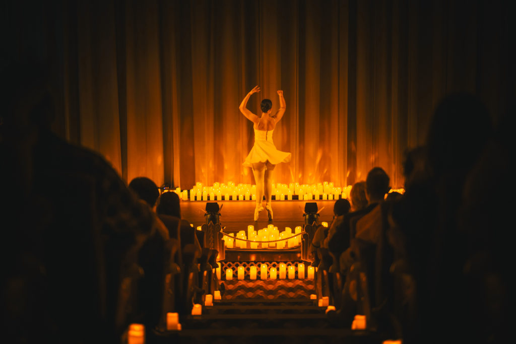 Photo d'une danseuse de ballet performant pour un concert Candlelight sur scène