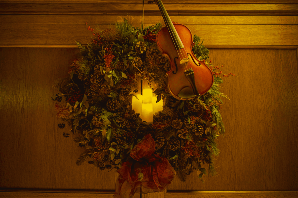 A wreath, candles and a violin at a holiday Candlelight concert