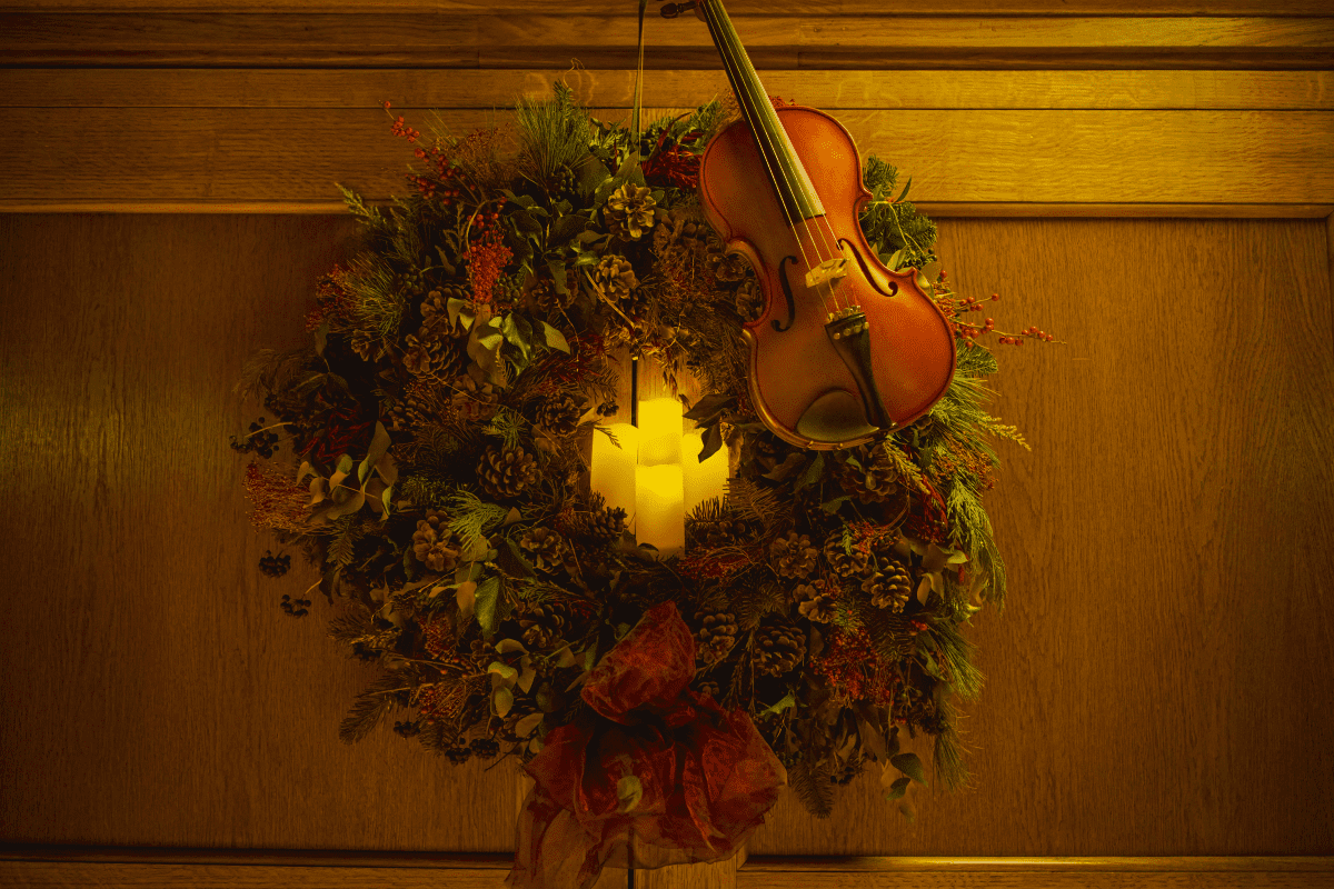 A wreath, candles and a violin at a Candlelight concert
