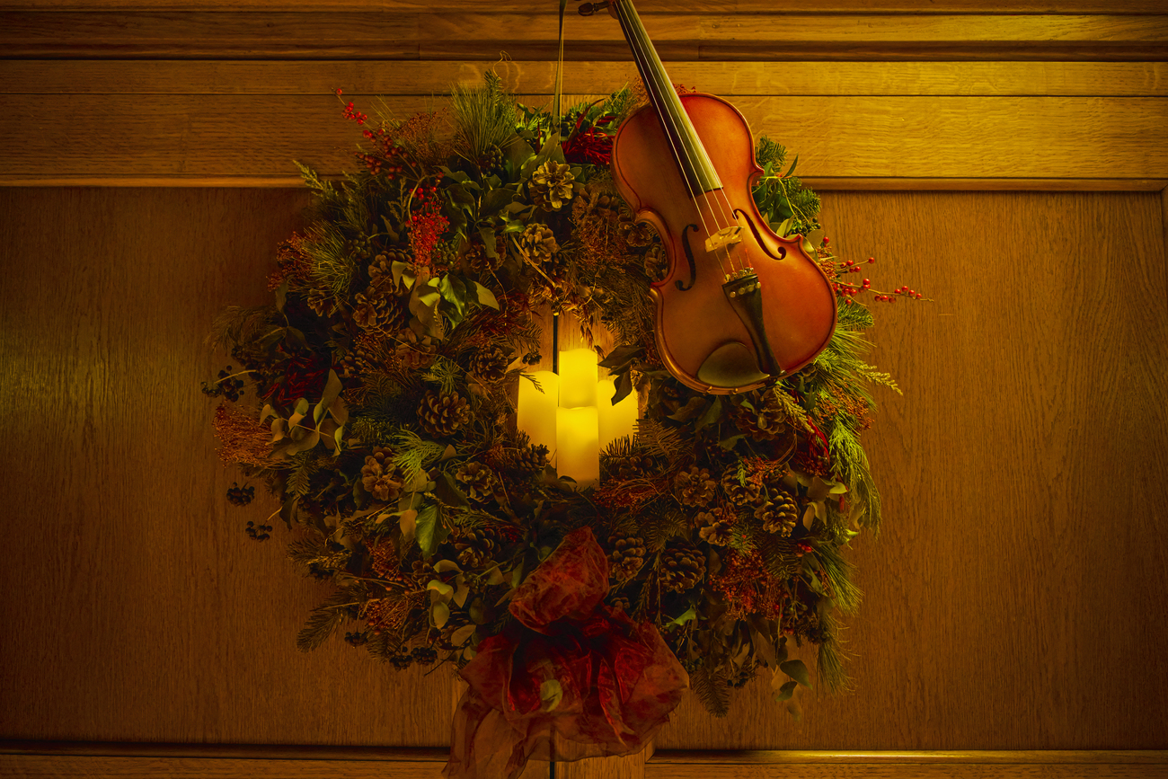 Guirnalda navideña con velas y un violín