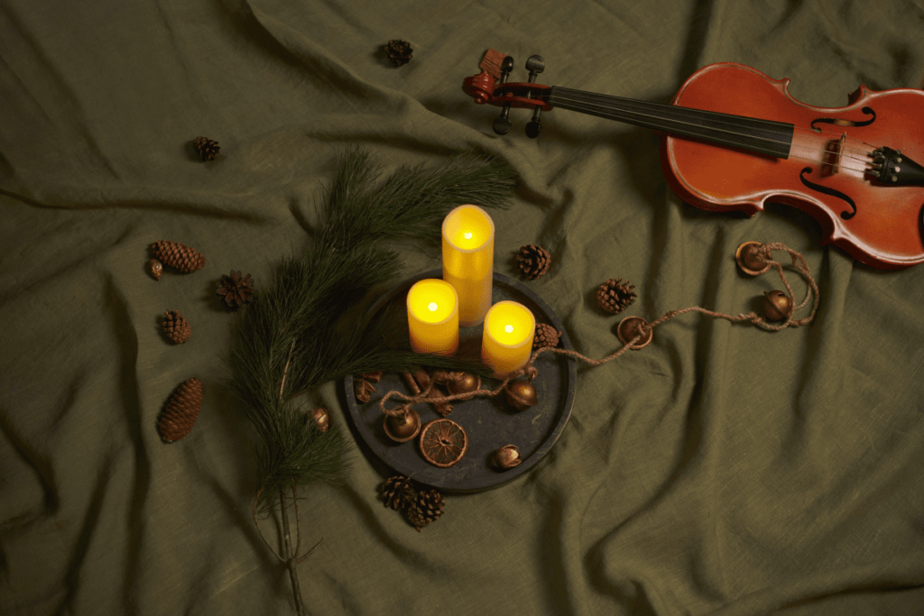 Candles and a violin for a Candlelight concert