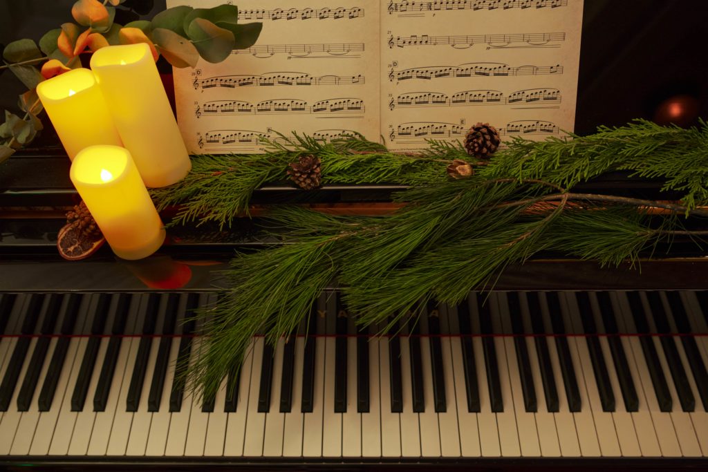 Un pianoforte decorato con candele