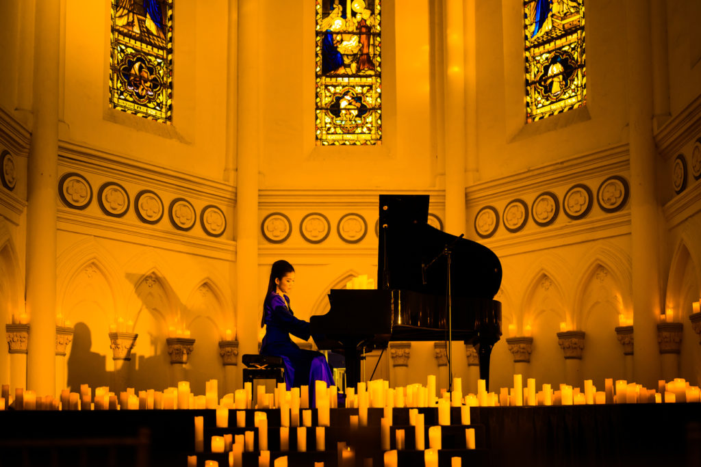 pianista en un escenario lleno de velas en Candlelight