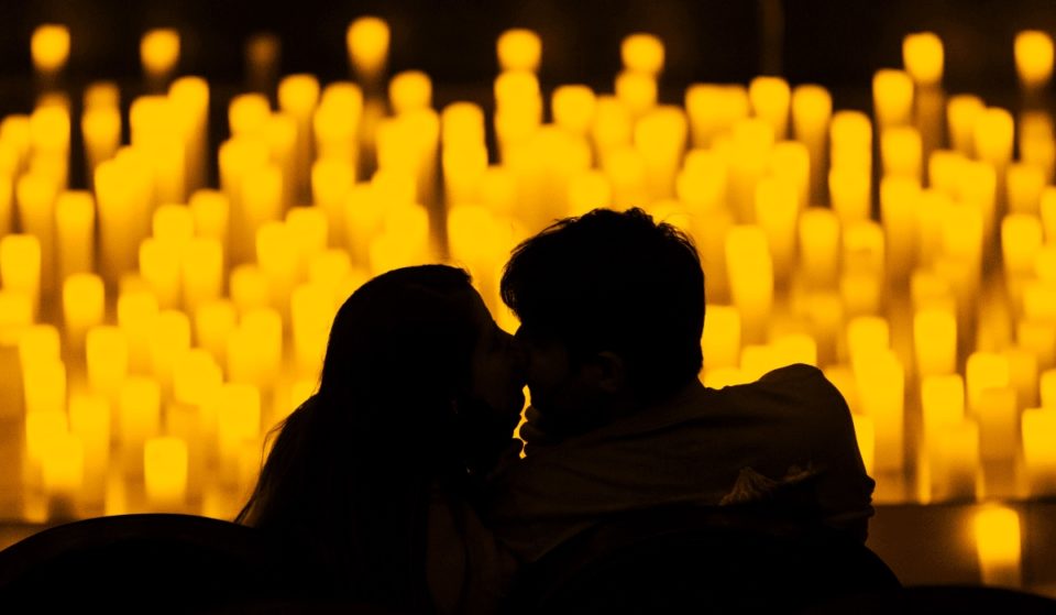 Vier de liefde bij de warme gloed van een Candlelight-valentijnsconcert