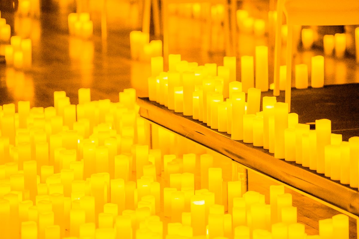 Um mar de velas em um concerto Candlelight.