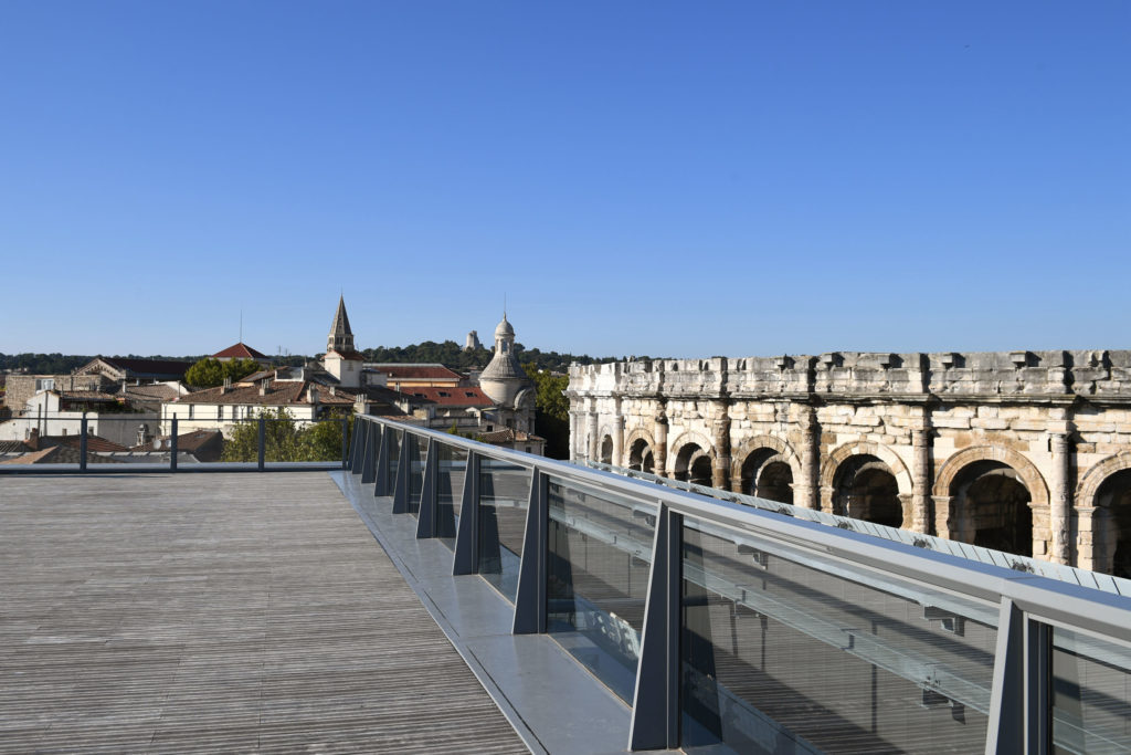 Photo de la vue des arènes de Nîmes depuis la terrasse du musée de la romanité 