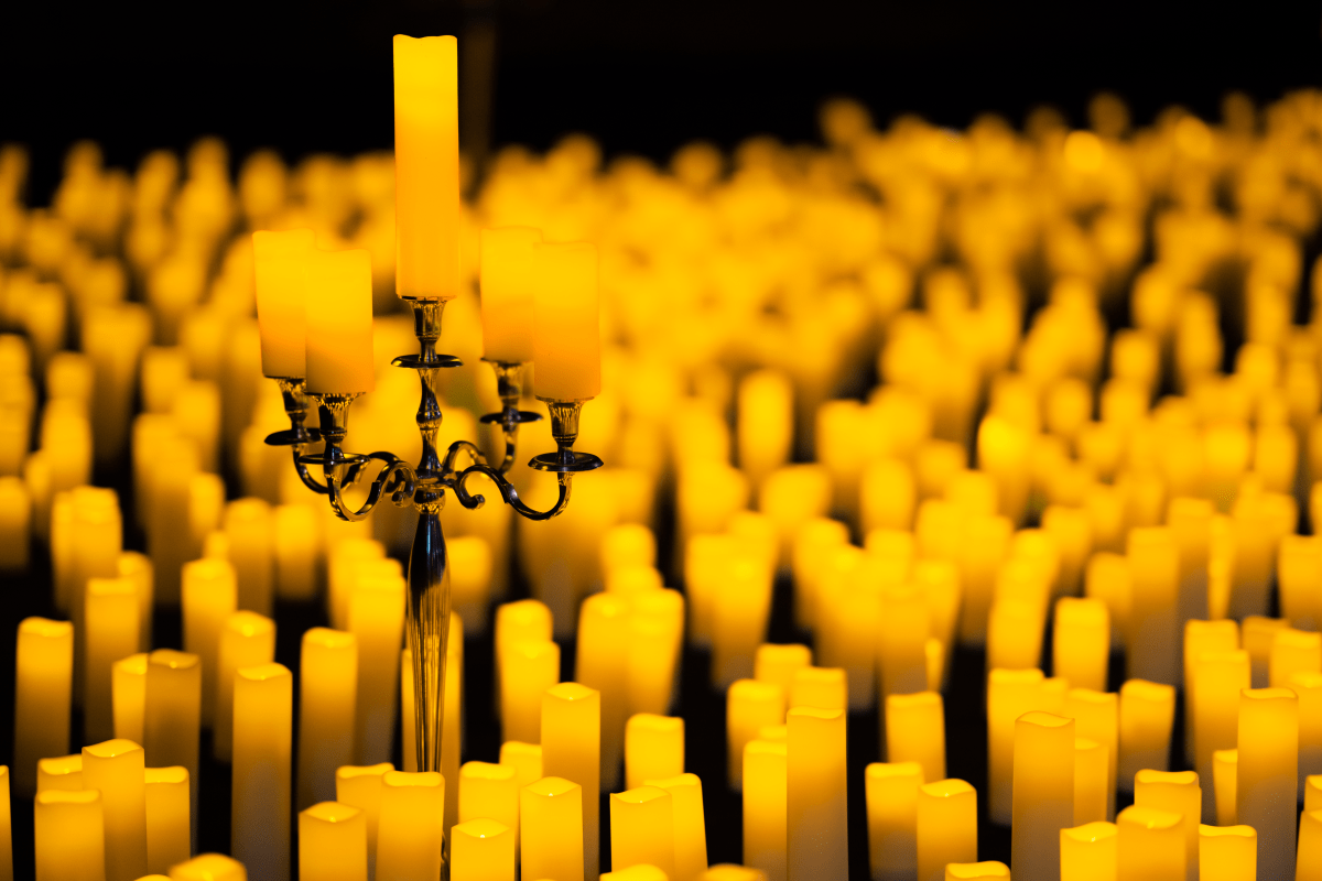 Um mar de velas em um concerto Candlelight.