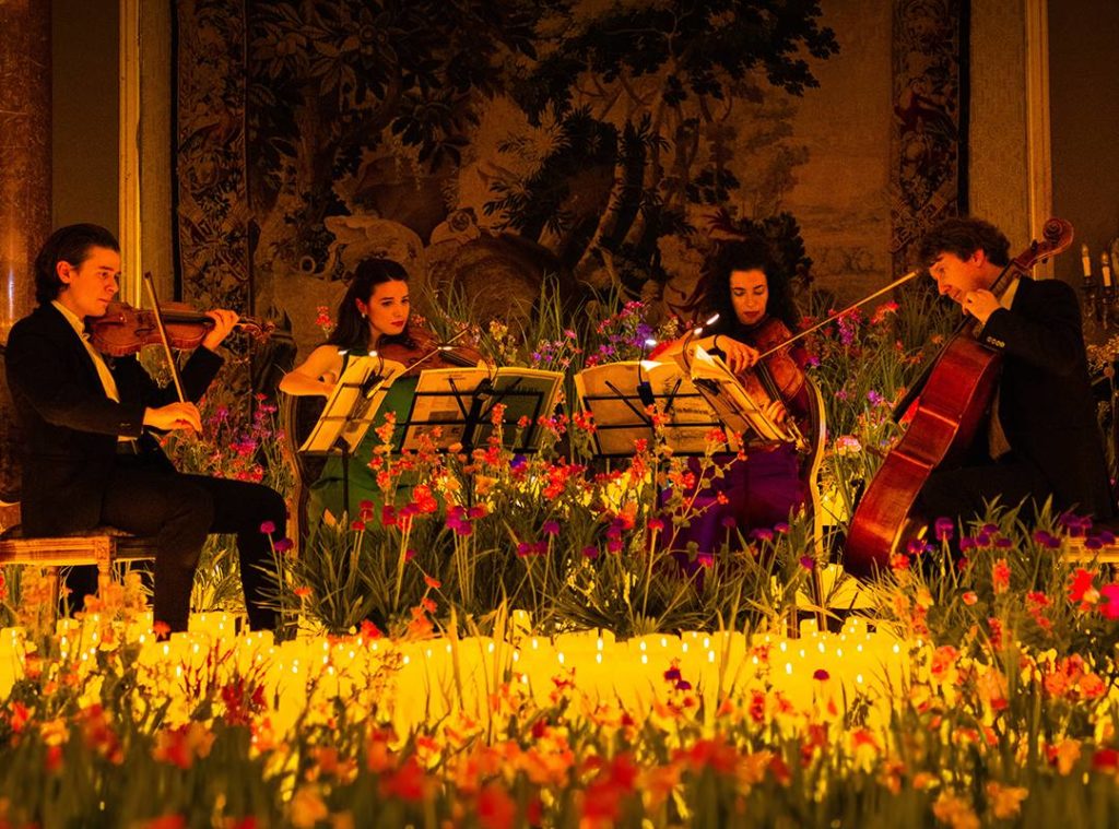 Ein Meer aus Blumen und Kerzen – Erste idyllische Aufnahmen der Candlelight Spring Konzerte