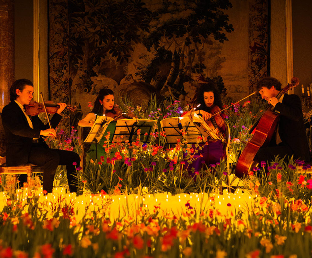 Jetez un œil au premier Candlelight Spring, les concerts ornés de fleurs et de bougies