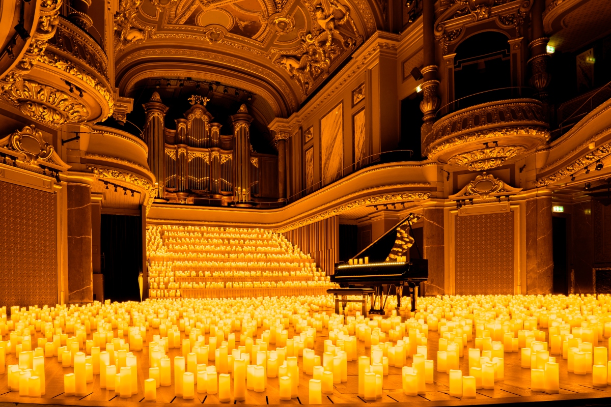 Victoria Hall v Ženevě plná svíček na koncertě při svíčkách.