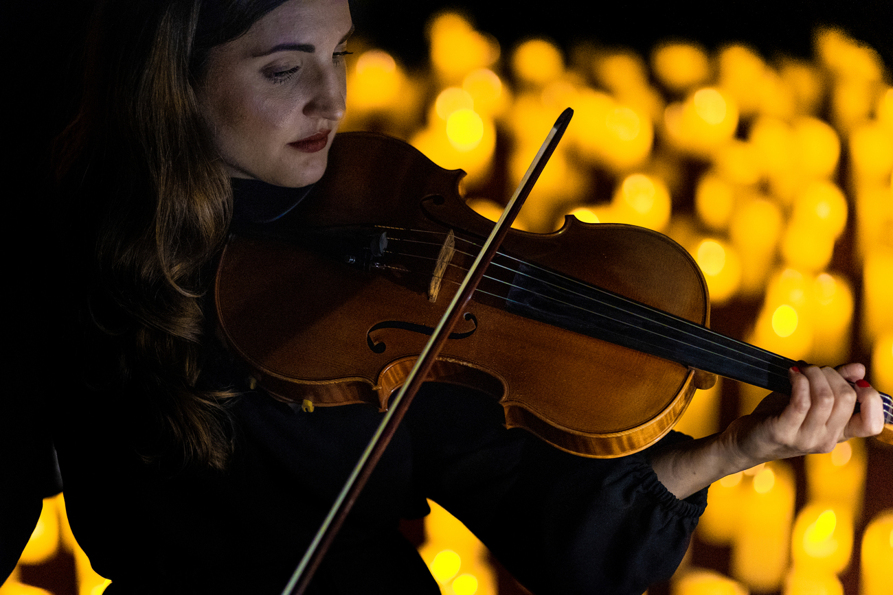 Violinista frente las velas de Candlelight Toledo