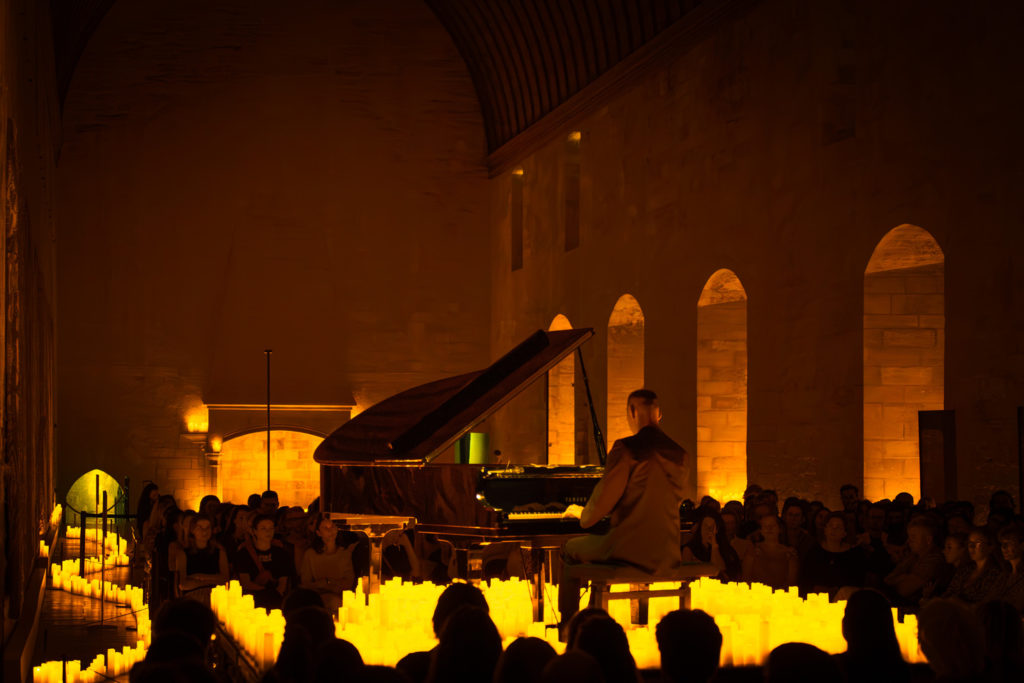Photo d'un concert Candlelight au Palais des Papes à Avignon et du pianiste en train de jouer