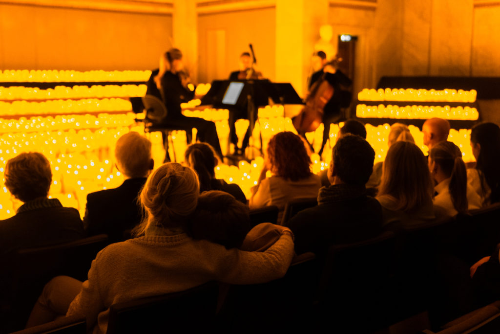 Photo du public de dos assistant à un concert Candlelight